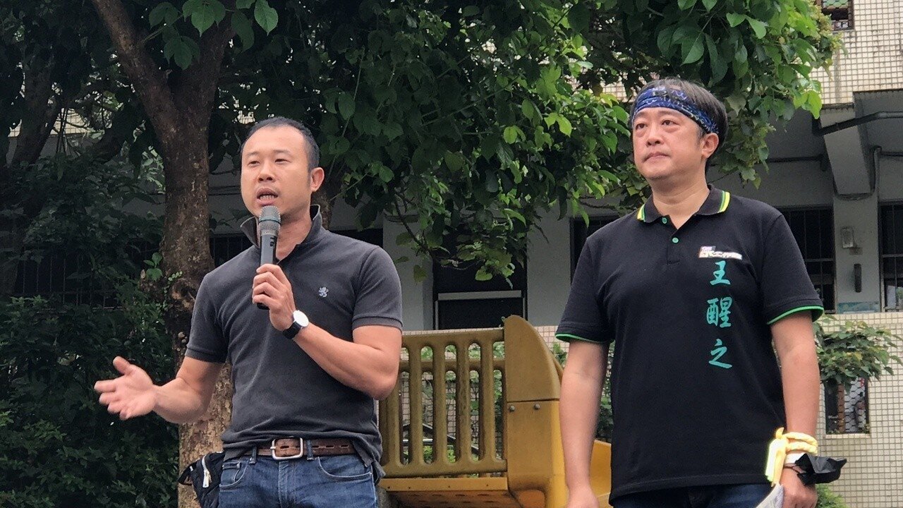前立委王拓兒子王醒之（右），昨天宣示反對深澳電廠捲土重來，反深澳燃煤自救會會長陳志強也到場聲援。 記者吳淑君／攝影