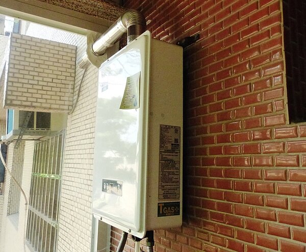 熱水器若要裝在封閉的陽台,一定要有強制排氣裝置。記者凌筠婷/攝影