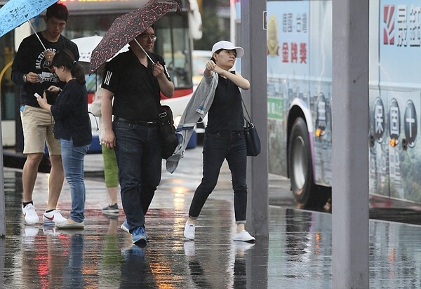 今天上午鋒面到，天氣由北而南轉變，伴隨局部性陣雨，並有雷雨發生的機率。本報資料照／記者許正宏／影
 