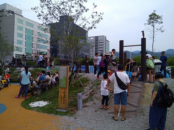 大港墘公園假日照。(施能弘提供)