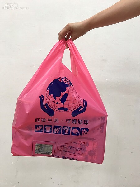 環保兩用袋。(好房網News記者 陳韋帆/攝影)
