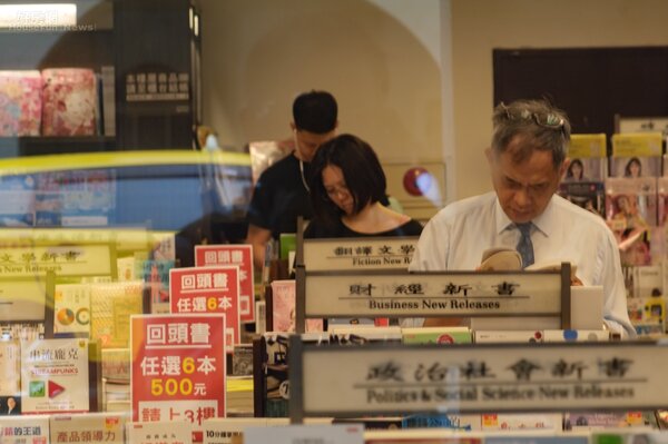 開業三十多年位於重慶南路的金石堂書店在六月將吹熄燈號，陸續還有老顧客上門消費。（好房網News記者張聖奕／攝影）