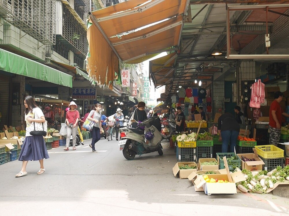 菜市場才是真天堂?專家點名4條件 幫長輩換房有這些超加分 樹喜廣場後方就是傳統果菜市場,一到假日便非常熱鬧(好房網News記者蔡孟穎/攝影)