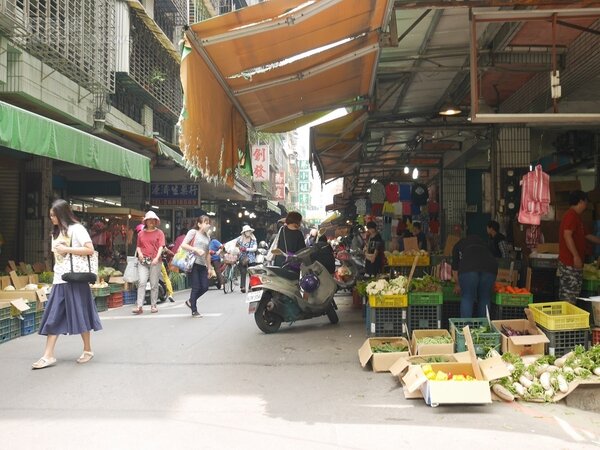 樹喜廣場後方就是傳統果菜市場，一到假日便非常熱鬧（好房網News記者蔡孟穎／攝影）