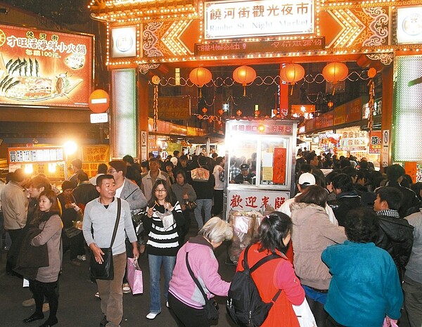 饒河夜市人聲鼎沸，附近社區大樓常飽受噪音困擾。 圖／聯合報系資料照片