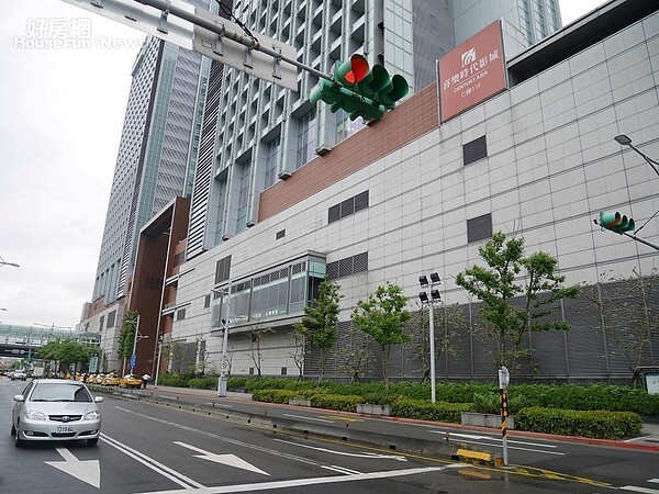 以三鐵共構的南港車站為中心,延伸到南港展覽館,近年房市建設題材多(好房網News記者蔡孟穎/攝影)