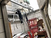 最新／宜蘭市區傳氣爆　屋頂噴飛如遭轟炸