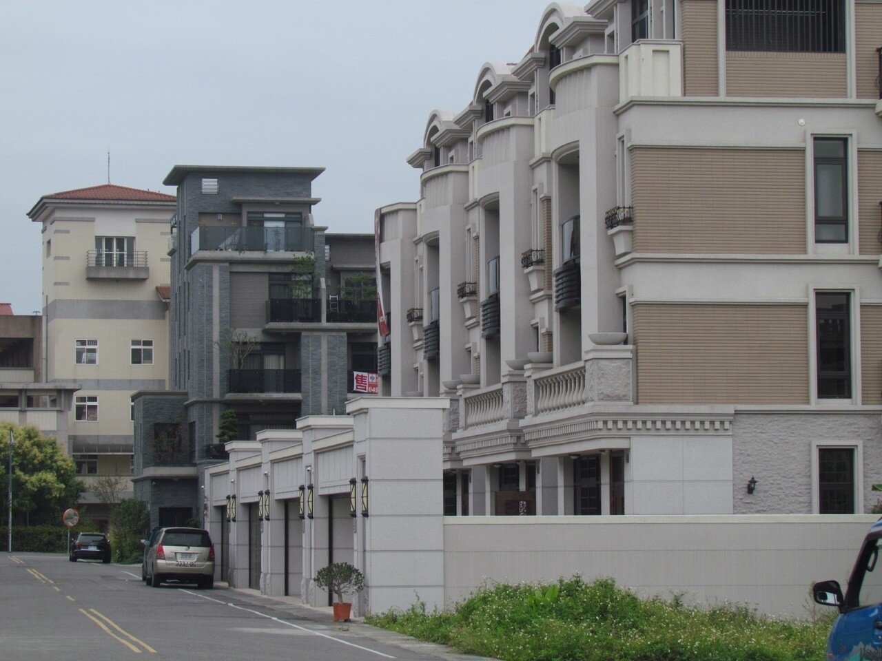 中興新村透天厝不斷推案,老省府員工說:住宿舍沒買房子不迫切,精省後想買,已經追不上了。記者張家樂/攝影