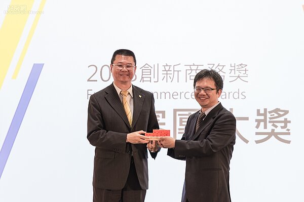 永慶房屋榮獲2018創新商務獎,由總經理葉凌棋代表領獎。(好房網News記者張聖奕/攝影)