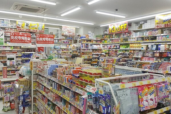 赴日時前往藥妝店購物,是許多旅客必備行程。 記者陳睿中/攝影