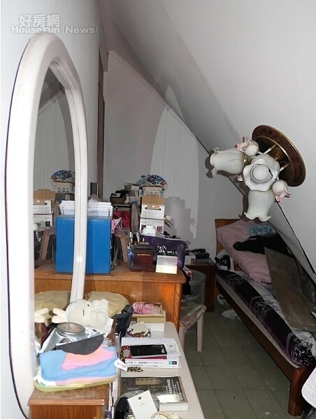 臥龍街全家福社區一戶某日下午主臥室天花板突然崩塌,所幸無人在內。(臥龍街全家福社區主委林同聲提供)