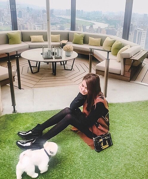 周董的家有草皮。(翻攝自昆凌IG)