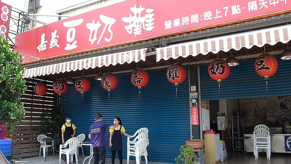 嘉義縣衛生局人員複查嘉義豆奶攤民雄店的衛生管理不合格,勒令店家停業。 記者謝恩得/攝影