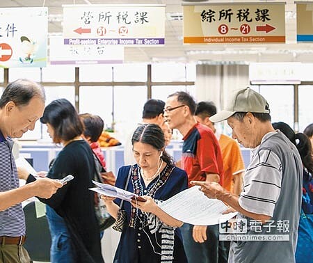 
報稅5月1日開跑，今年發卡銀行提供信用卡繳稅優惠，沒有太大亮點，即便最夯的行動支付，優惠也不多，頂多是抽獎。圖為去年納稅人到稅捐處報稅。（本報資料照片）
 