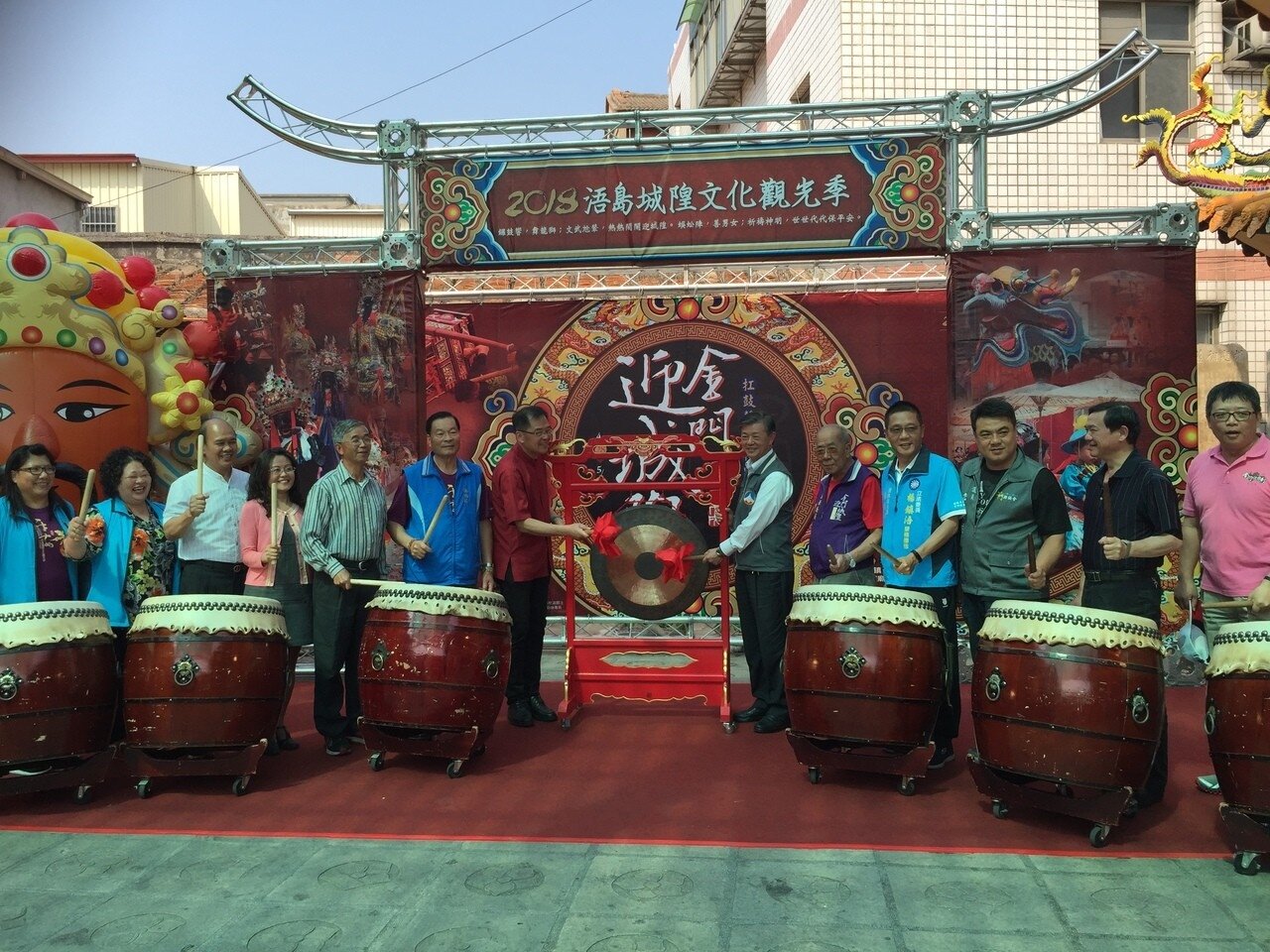 金門迎城隍開幕記者會昨在浯島城隍廟舉行,由金門縣政府秘書長林德恭(右六)及金城鎮長石兆瑉(左七)等人敲鑼下正式宣布活動開跑。 記者蔡家蓁/攝影