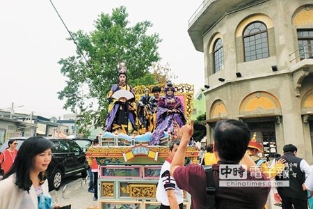 台日藝閣燈籠花車大「車」拚！「雲林縣北港藝鎮文化季」28日邀請雲林與日本工藝師同台競藝。（張朝欣攝）