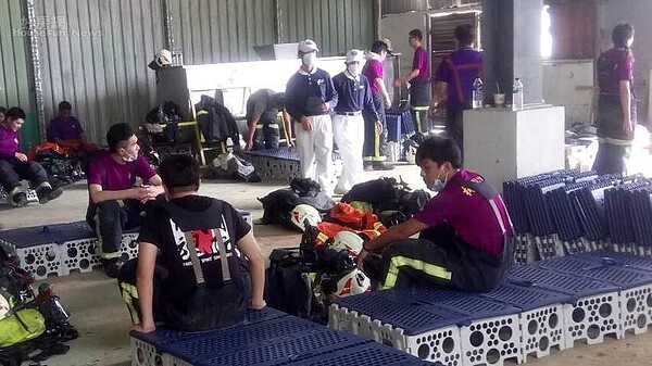 慈濟志工準備了「福慧床」馳援現場,提供消防人員輪班時休息,免於坐在炎熱的水泥地上。圖/慈濟提供