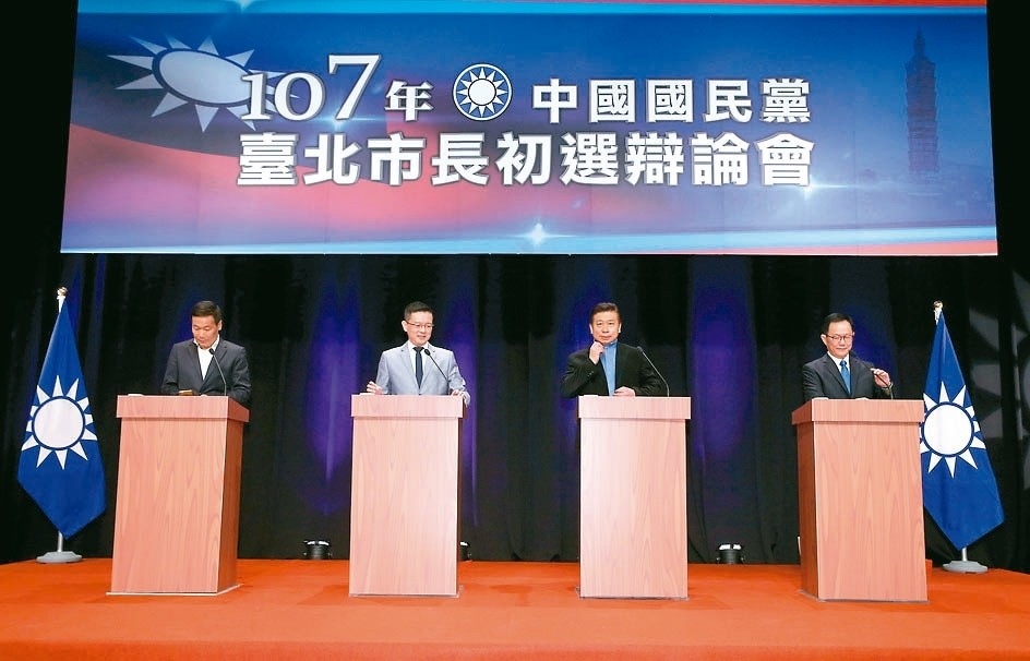 國民黨台北市長初選第二場電視辯論昨天在TVBS大樓舉行，參選人鍾小平（左起）、孫大千、張顯耀、丁守中出席暢談各自的政見。 記者余承翰／攝影