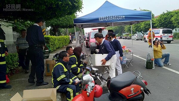 敬鵬桃園廠昨夜大火,慈濟志工今天清晨5點半啟動救災人員與家屬之關懷,並準備100份早餐、飲用水、口罩,送到火災現場給警消人員。圖/慈濟提供