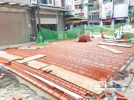 霧峰區公所在民主街規畫「阿罩霧老街」改造工程,因施工進度緩慢引發抱怨。(林欣儀攝)