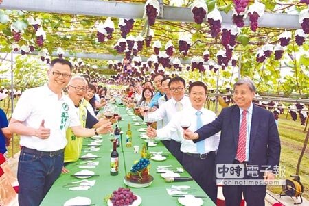 埔心鄉公所舉辦葡萄樹下饗宴活動，與全縣知名觀光工廠業者聯合行銷堆出農村體驗一日遊程。（謝瓊雲攝）（飲酒過量 有礙健康）