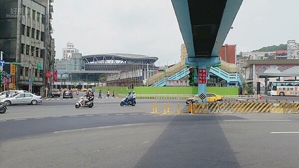 基隆火車站前忠一路開通，民眾直呼不解。（圖／記者曾亭皓攝）