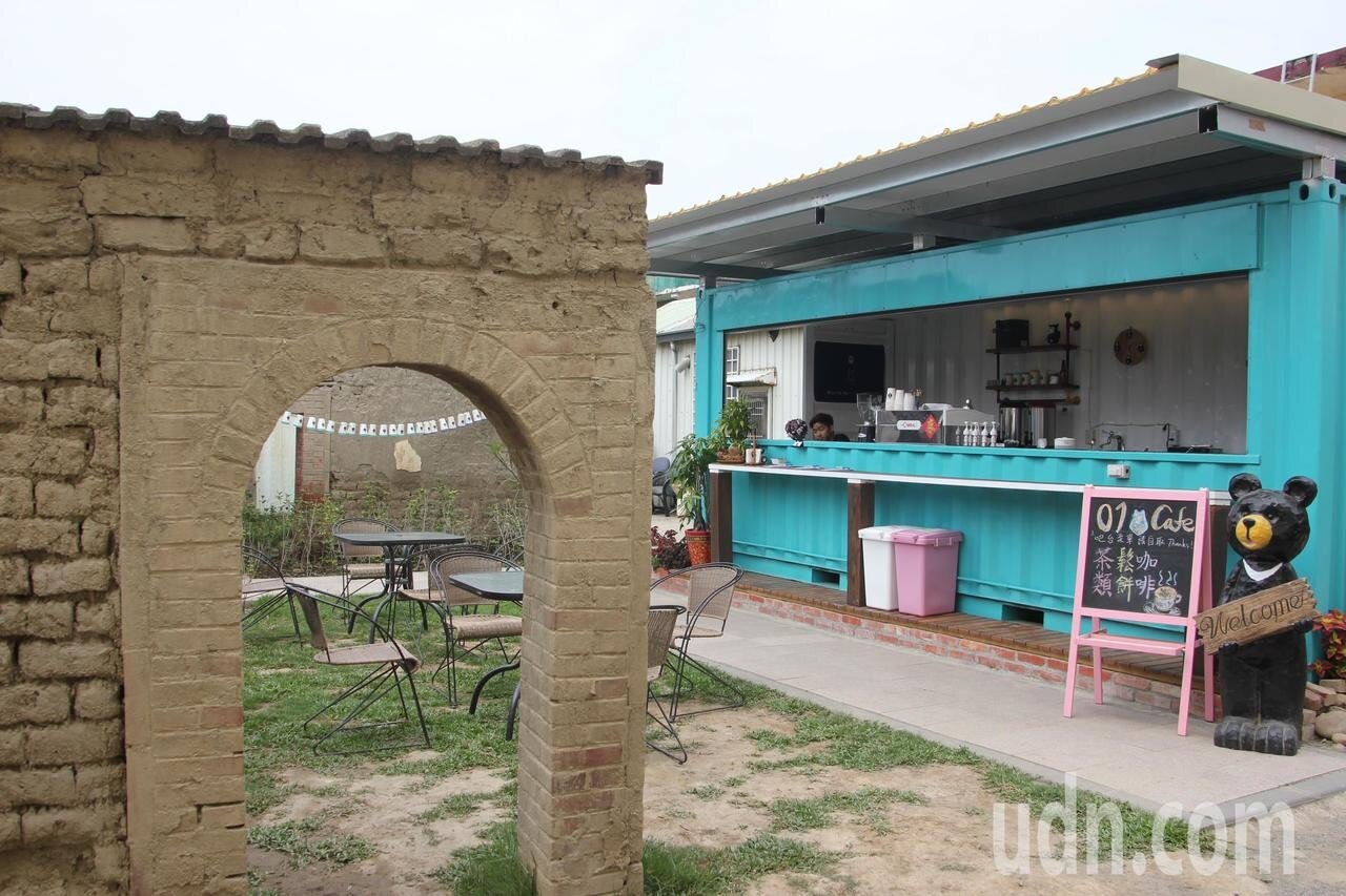 和美鎮還社社區新景點「卡里善之樹」傘道旁還有保留下的百年土埆厝與土埆牆與年輕人開的貨櫃咖啡成為讓人眼睛一亮的咖啡區。記者林宛諭/攝影
