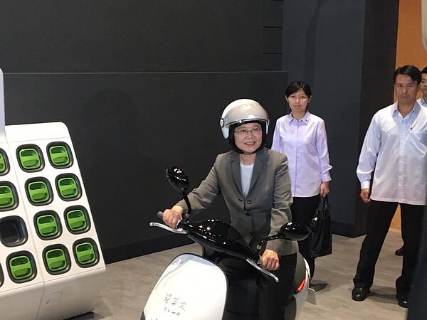 蔡英文總統五加二產業創新系列行程，今早參訪位在桃園的睿能創意公司（Gogoro）。 記者周佑政／攝影