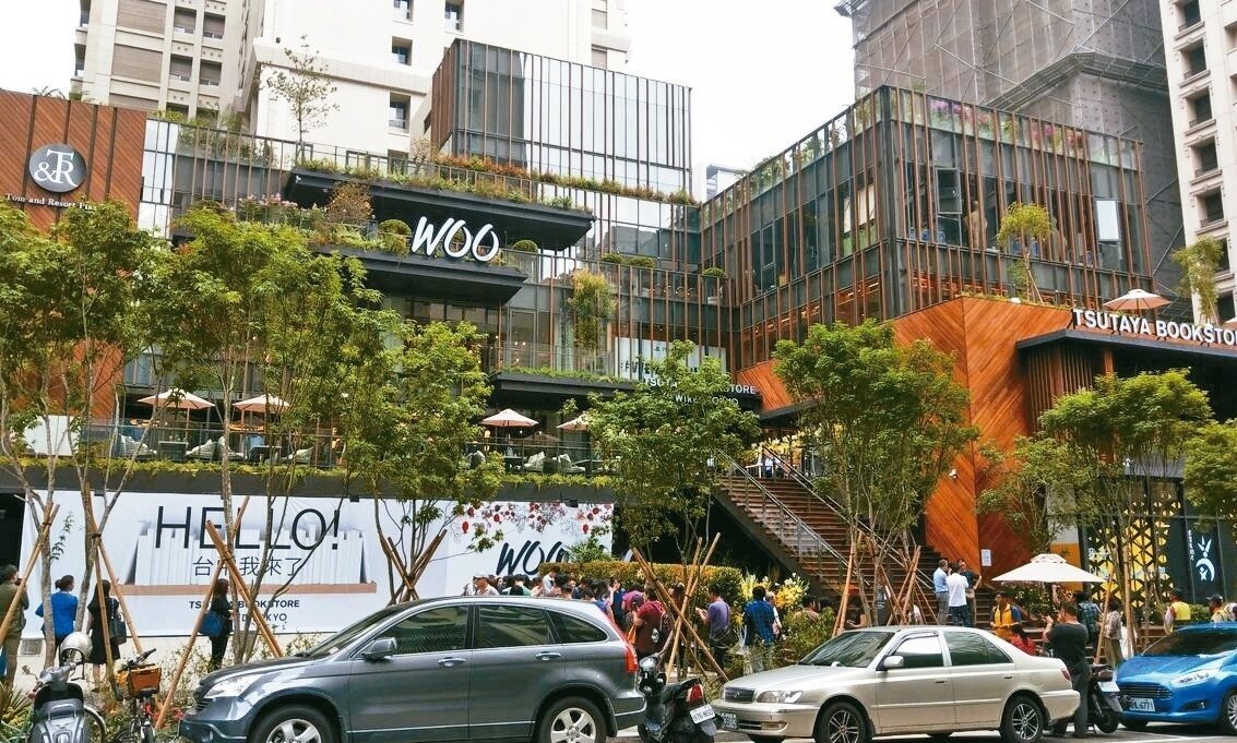 台中市七期排隊人氣店吳寶春麥方店(左),隔壁即為剛開幕的全台最大的日本蔦屋書店旗艦店(右)。 記者趙容萱/攝影