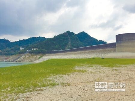 曾文水庫蓄水量持續下探，原本在淹沒區的庫底因水位下降露出且乾裂。（程炳璋攝） 