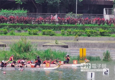 碧潭國際龍舟公開賽6日進行分組500公尺直道競速，並在下午圓滿閉幕。（王揚傑攝）