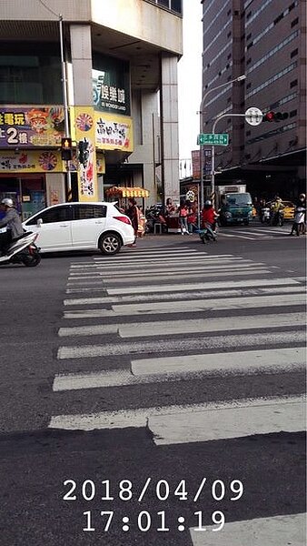 85大樓有越來越多攤販,在人行道拓寬後,把人行道變成做生意的地方,還從一家變成好幾家。(翻攝自PTT)