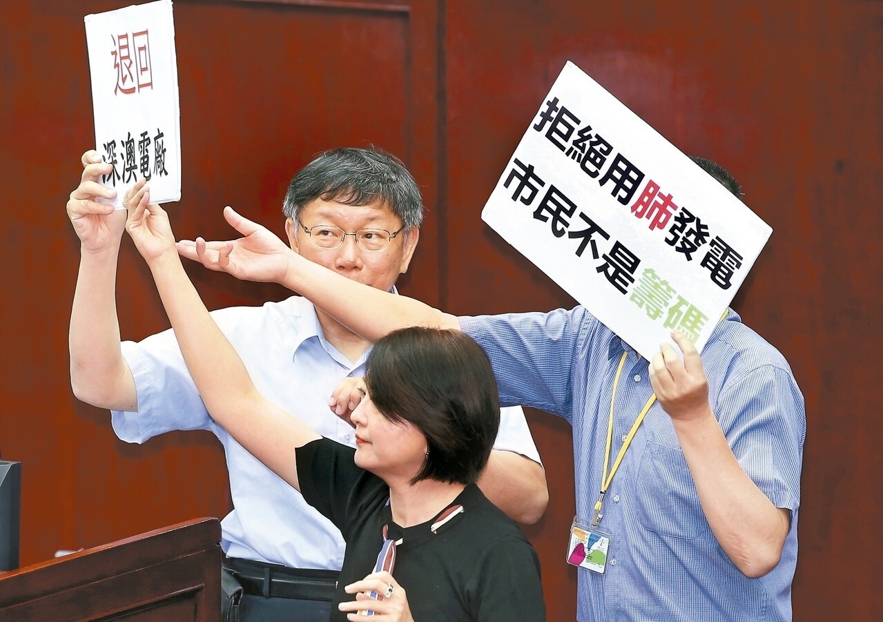 台北市長柯文哲（左）昨天在台北市議會專案報告表示，深澳電廠重啟後，確定會抵銷北市過去三年降低PM2.5的努力。市議員王鴻薇（中）強烈質疑其立場。 記者余承翰／攝影