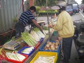 豪雨蔬菜價格飆漲　溪湖果菜市場外搶貨處處可見