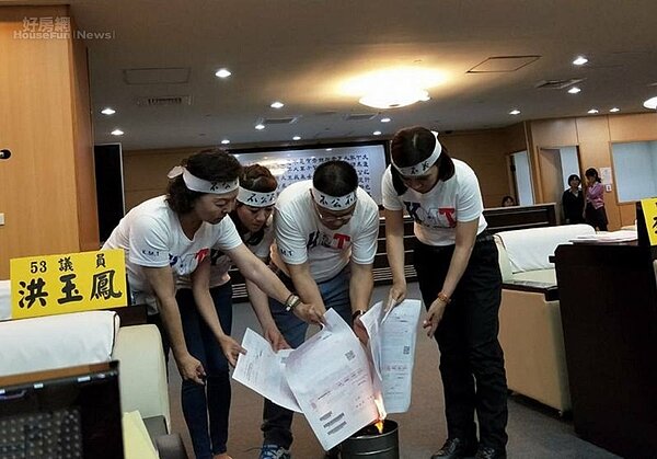 國民黨台南市議員洪玉鳳、蔡淑惠、蔡育輝、李中岑因不滿房屋稅連漲三年，今（9）於議會燒稅單表示抗議。（圖／截取自臉書）