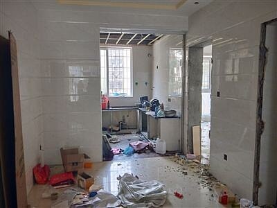 大陸女屋主買法拍屋遭前屋主惡意破壞。(圖擷取自成都商報)