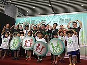 交通號誌太有愛　屏東小綠人當爸媽