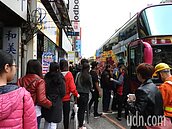 台鐵樹林到鶯歌雙向不通　等接駁人龍排超長