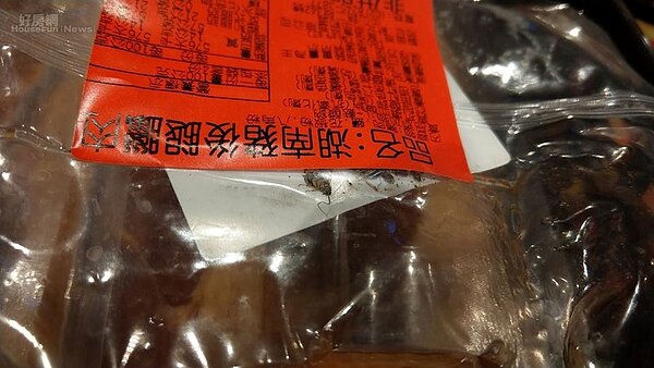 臘肉標籤裡有蟑螂。(截自汐止集團)