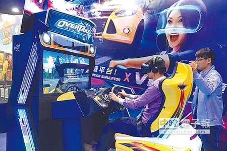 國內遊戲大廠今年將展出VR競速遊戲及新型態體感跳舞機等，可望吸引大批玩家。圖為去年電玩展的畫面。圖／本報資料照片 