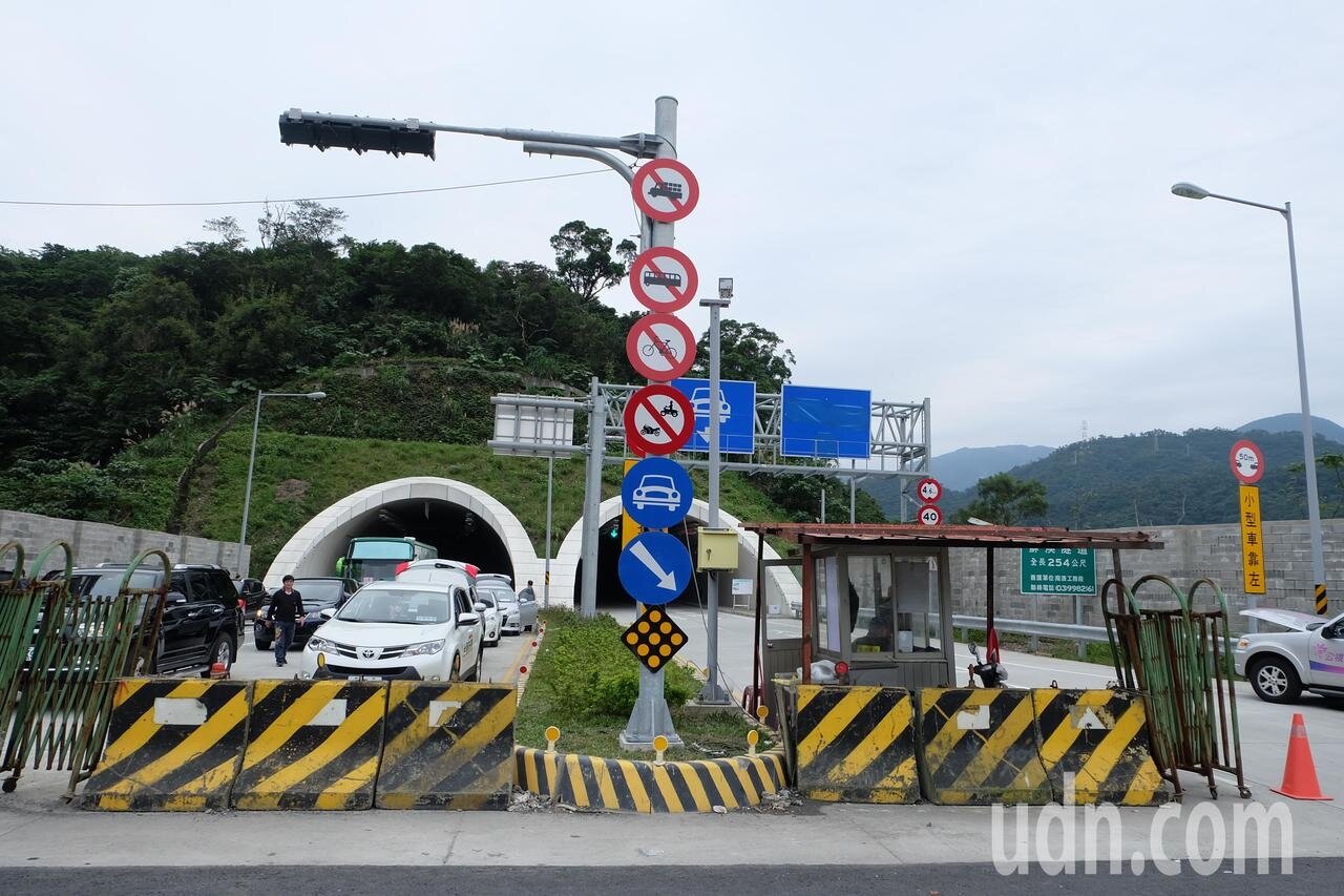 蘇花改雖是新台9線省道系統,但安全比照國道規格,從蘇花改洞口密密麻麻的指示牌就可窺知一二。記者張芮瑜/攝影