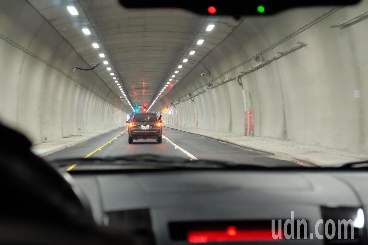 蘇花改蘇澳至東澳段全線多單車道,車道旁保留3公尺的緊急救援車道,禁止超車占用,違者可開罰。記者張芮瑜/攝影