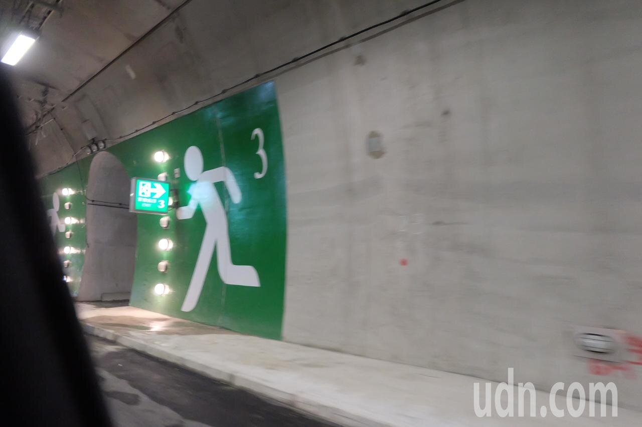 東澳隧道緊急逃生聯絡通道每350米就有一處,一旦發生火警,應往車後尋找聯絡通道避難。記者張芮瑜/攝影