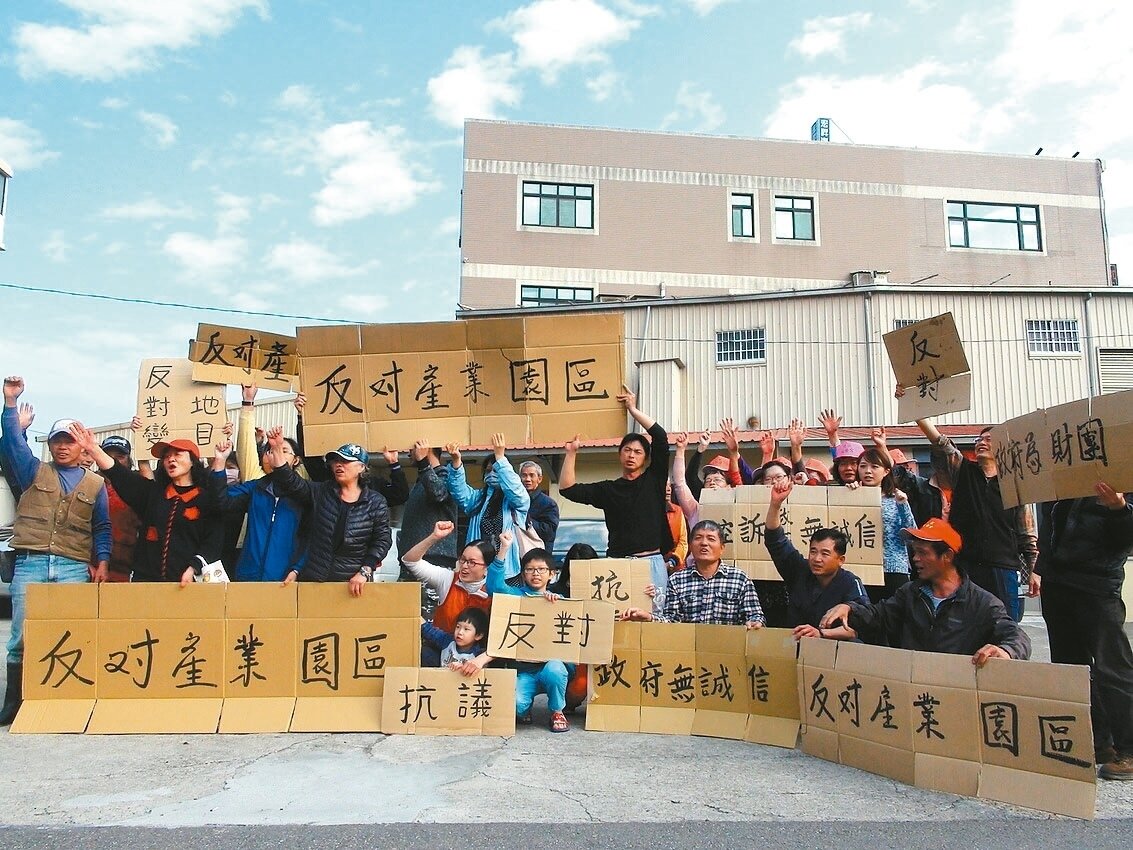80餘名台中市清水區中社里及榔里住戶,昨齊聚中社路高喊口號抗議,堅決反對住宅區變更產業園區。 記者余采瀅/攝影
