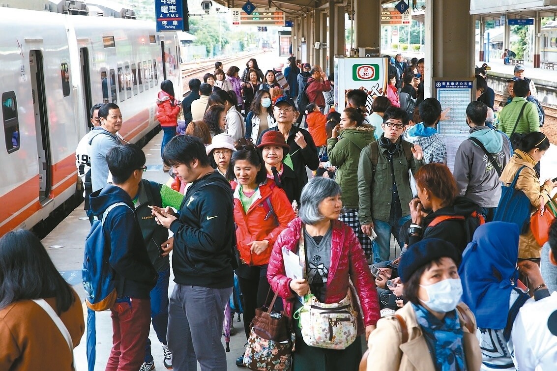 台鐵山佳站北邊西正線電車線昨天斷落，台鐵局啟動緊急應變機制展開搶修。樹林車站多班列車延誤，月台擠滿人潮。 記者王騰毅／攝影