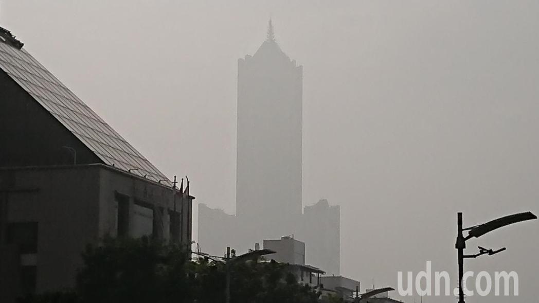 高雄市區連續多日空氣品質不良，只能隱約看見八五大樓。記者蔡容喬／攝影