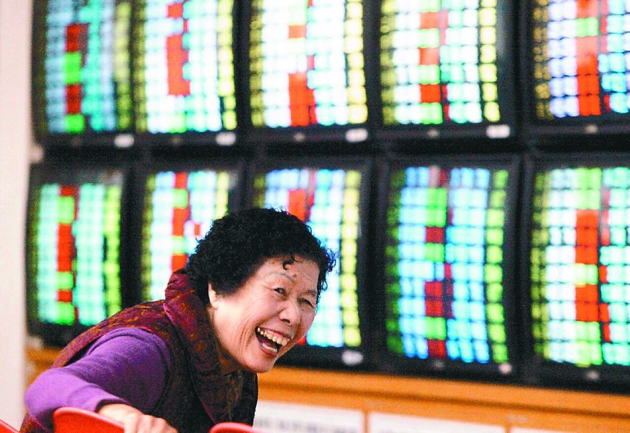 民眾景氣現況樂觀指數持續小降至-7.5,景氣展望樂觀指數則小幅改善至-9.3的水準,顯示民眾對於未來半年景氣信心有回穩跡象。 圖/聯合報系資料照片