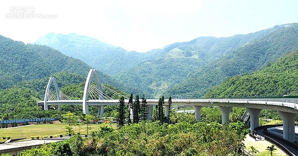 白米脊背橋優美之橋塔造型於通車後將成為台9線蘇花公路進出山區路段與白米甕之最佳景觀標誌。(交通部公路總局第四工程處)