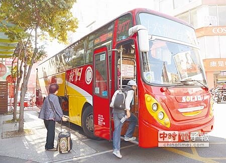 公路總局擬定春節交通疏運計畫,期協助民眾避開車潮順利返鄉及出遊,曾傳出要取消敬老票的日統客運也配合疏運,視情況加開班車。(許素惠攝)