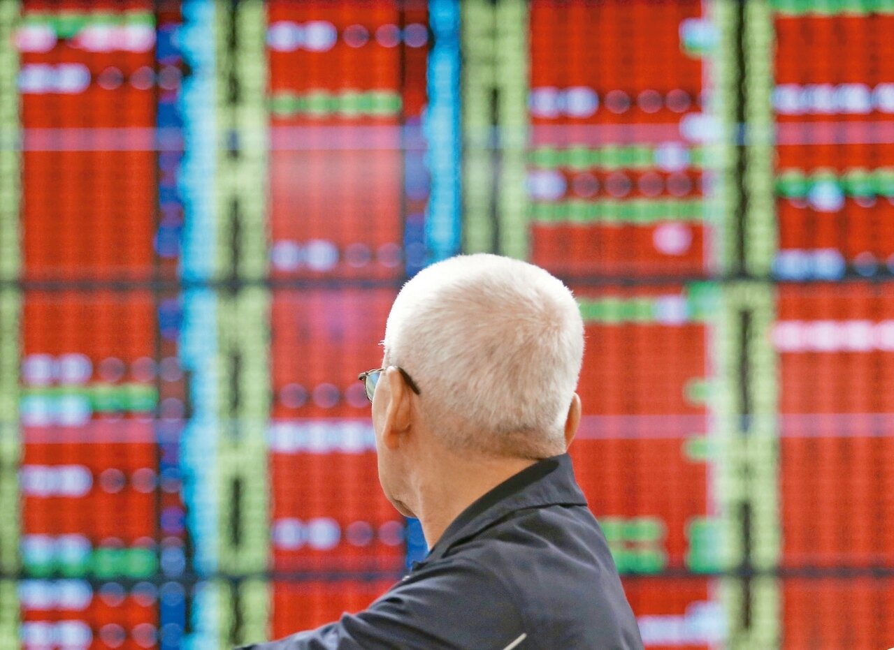 台股持續上揚,台指期隨勢軋空而拉高,雖然外資在現貨積極加碼,在期貨買單相對為少,但期貨布空單避險下,多頭仍繼續作多。 圖/聯合報系資料照片